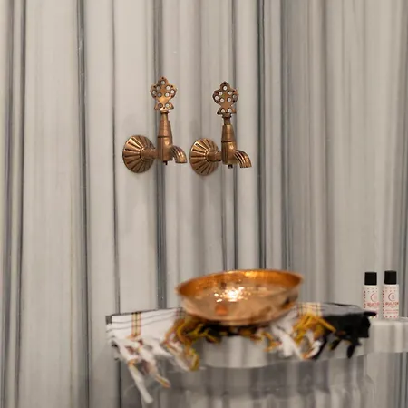 Bulton Airport & Wellness فندق